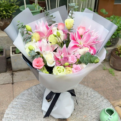 泰州9朵玫瑰混搭百合，爱恋纯真无邪