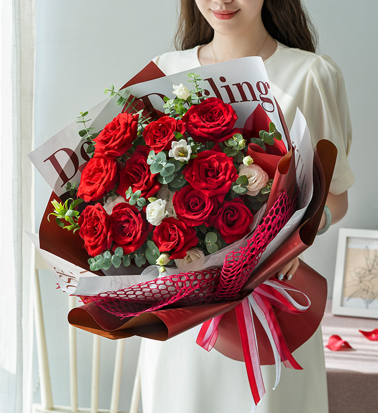 泰州女朋友生日，送玫瑰花束合适还是百合花更好？